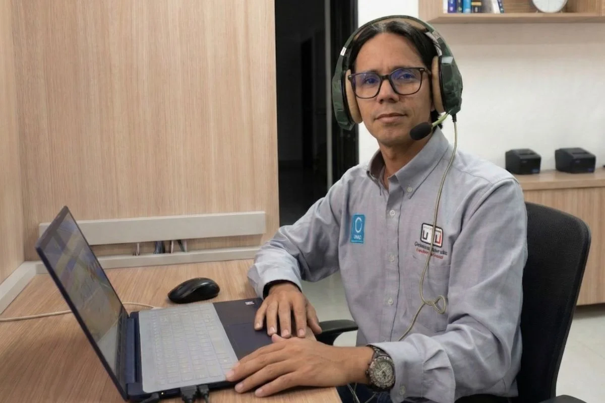 Specialized IT support technician with headset