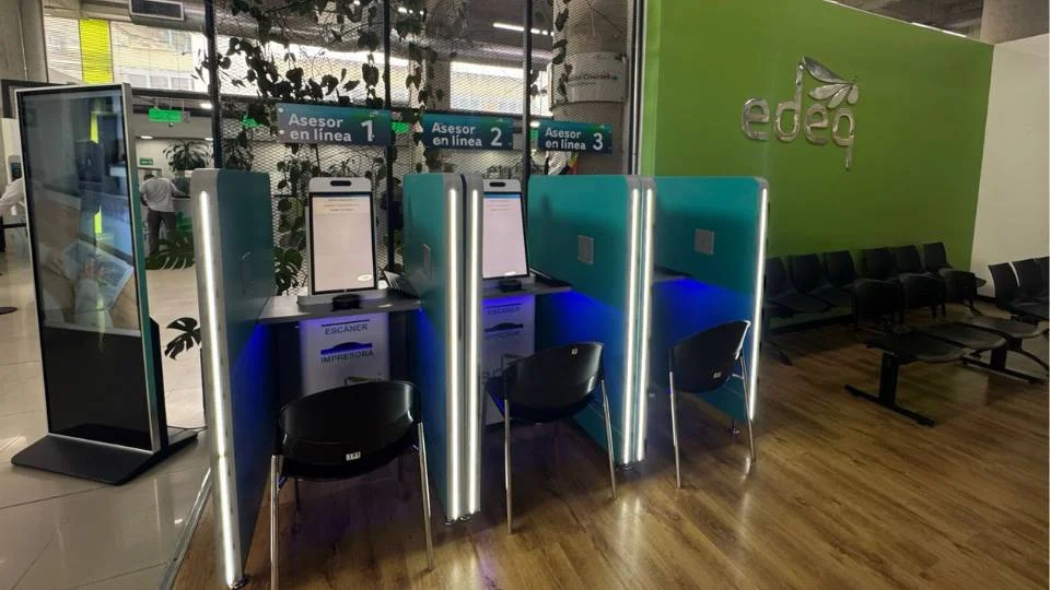 Módulo físico equipado para telepresencia y asesoría virtual, conectando clientes con agentes remotos de forma inmersiva