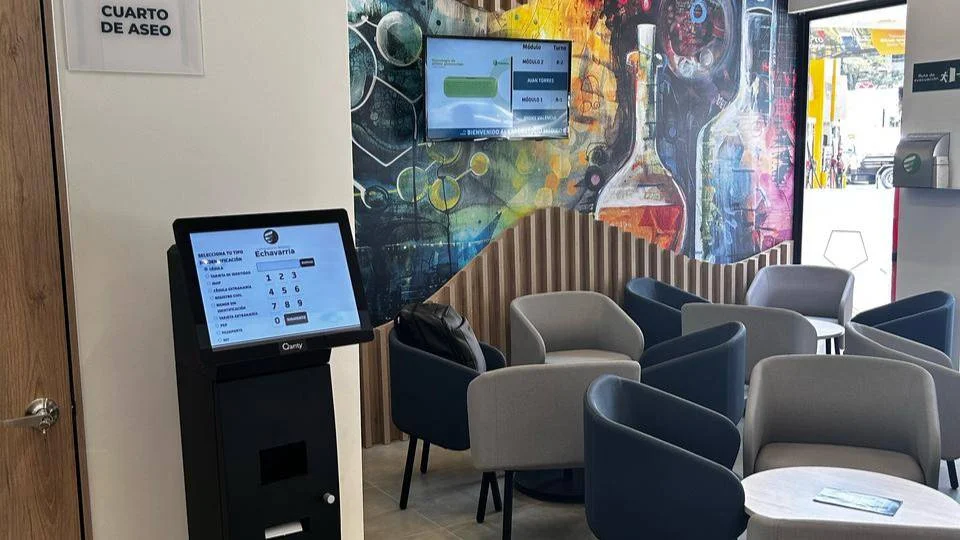 Terminal transaccional compacta de autogestión Qanty para el ingreso ágil de datos de clientes en mostrador