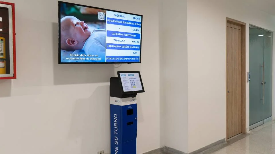 Ponto integral de atendimento com totem interativo de piso e monitor suspenso para orientação do usuário